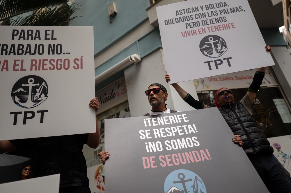 Dock workers protest against the arrival of a cruise ship affected by hantavirus in Santa Cruz de Tenerife on Friday (AFP/Getty)