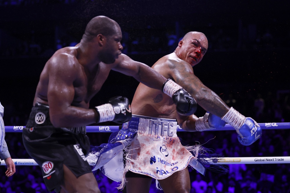Dubois (left) weathered the early onslaught and established some rhythm (Richard Sellers/PA) (PA Wire)