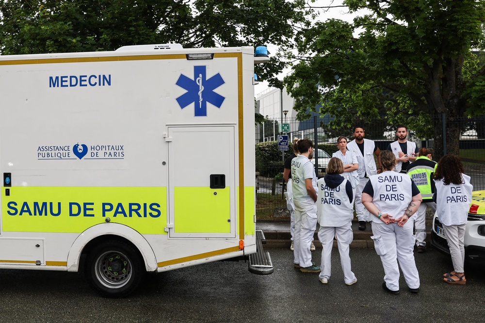 Emergency service employees are awaiting the landing (AFP/Getty)