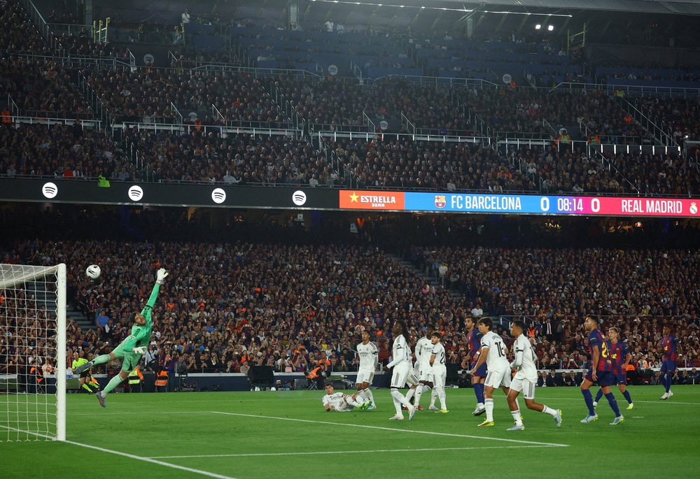 Rashford’s free kick opened the scoring (Reuters/Albert Geo)