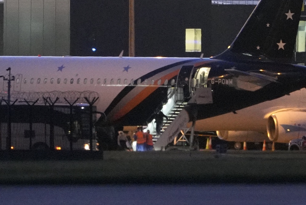 Passengers leaving the plane at Manchester Airport (Peter Byrne/PA)