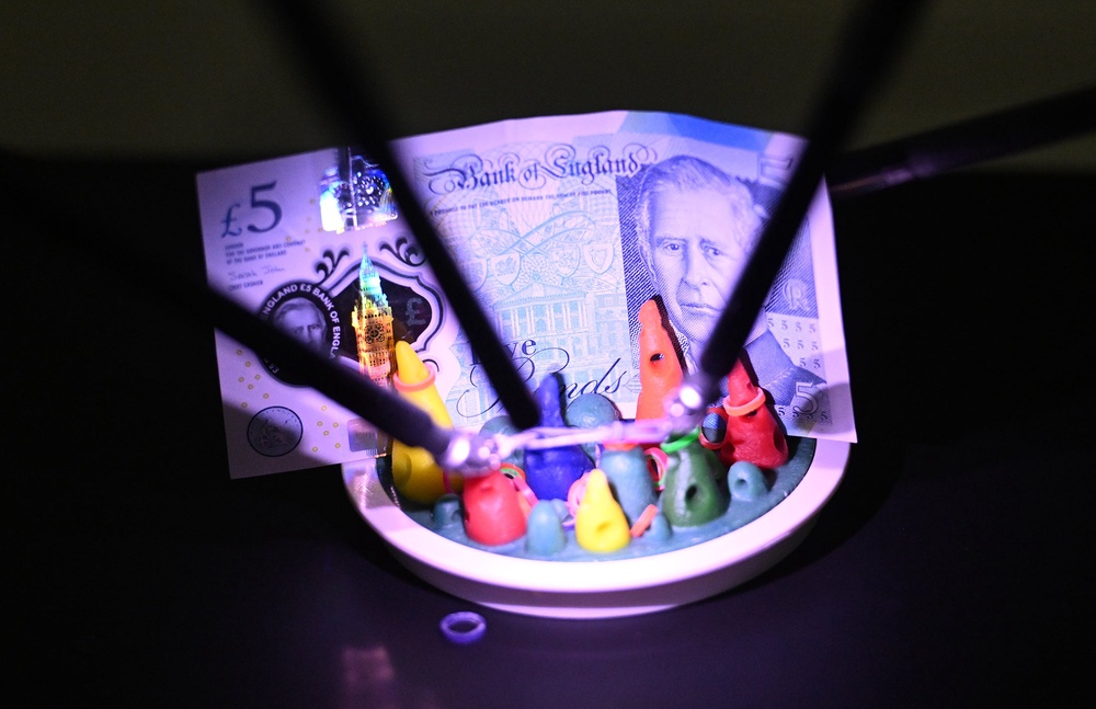 A £5 note was used to demonstrate how far the machine could zoom in, showing how helpful it can be in operations (Eddie Mulholland/Daily Telegraph/PA) (PA Wire)