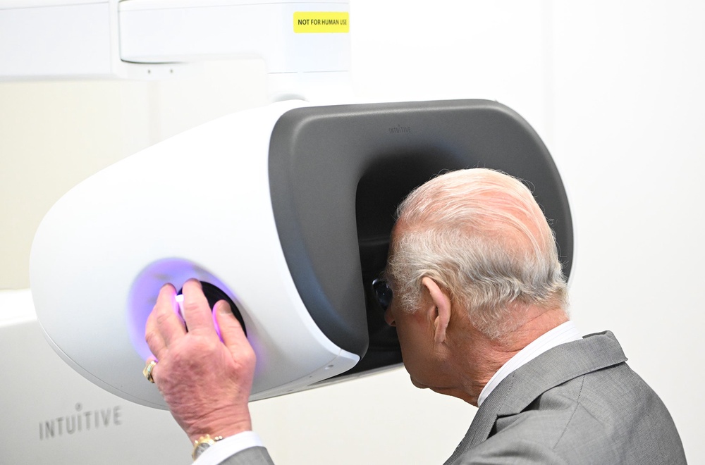 The King heard how the machine reduces recovery time for surgical patients, resulting in fewer scars and less pain (Eddie Mulholland/Daily Telegraph/PA) (PA Wire)