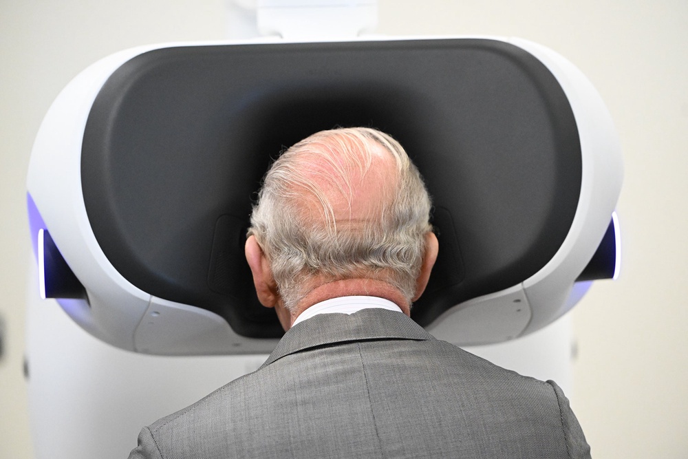 The King had a go at using the Da Vinci surgical system (Eddie Mulholland/Daily Telegraph/PA) (PA Wire)
