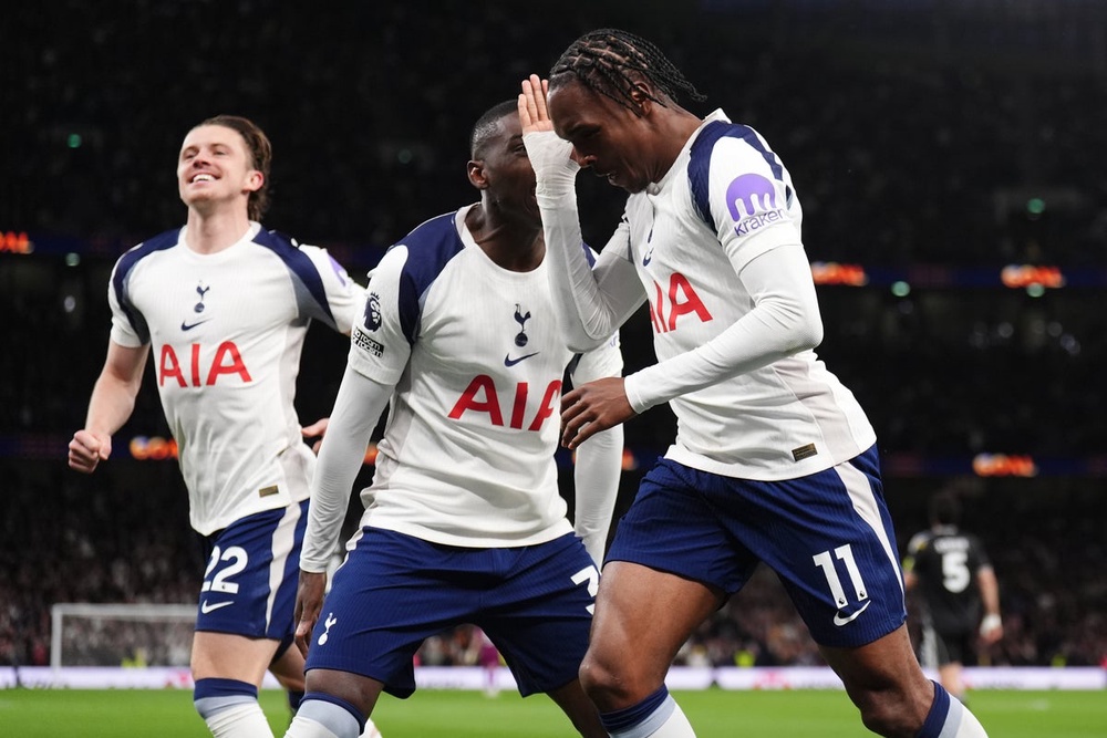 Image from: Chelsea vs Tottenham LIVE: Spurs behind but fighting back in bid to seal Premier League survival and relegate West Ham