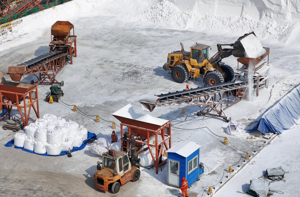 Workers bag urea fertiliser for export at a port in China's eastern Shandong province (AFP via Getty)