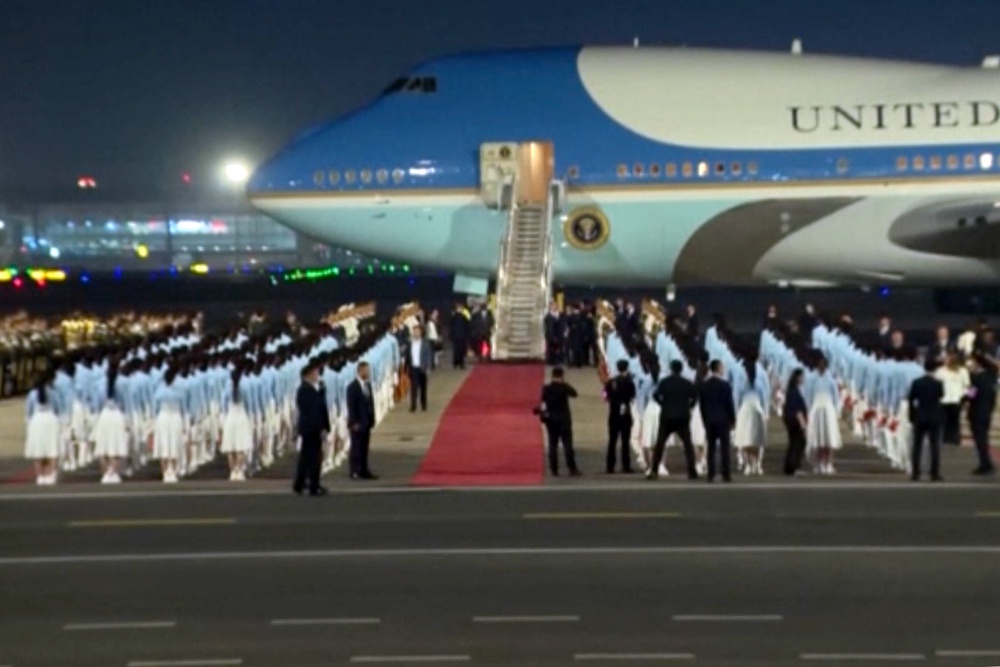 The president will be stepping off the plane shortly (BBC)