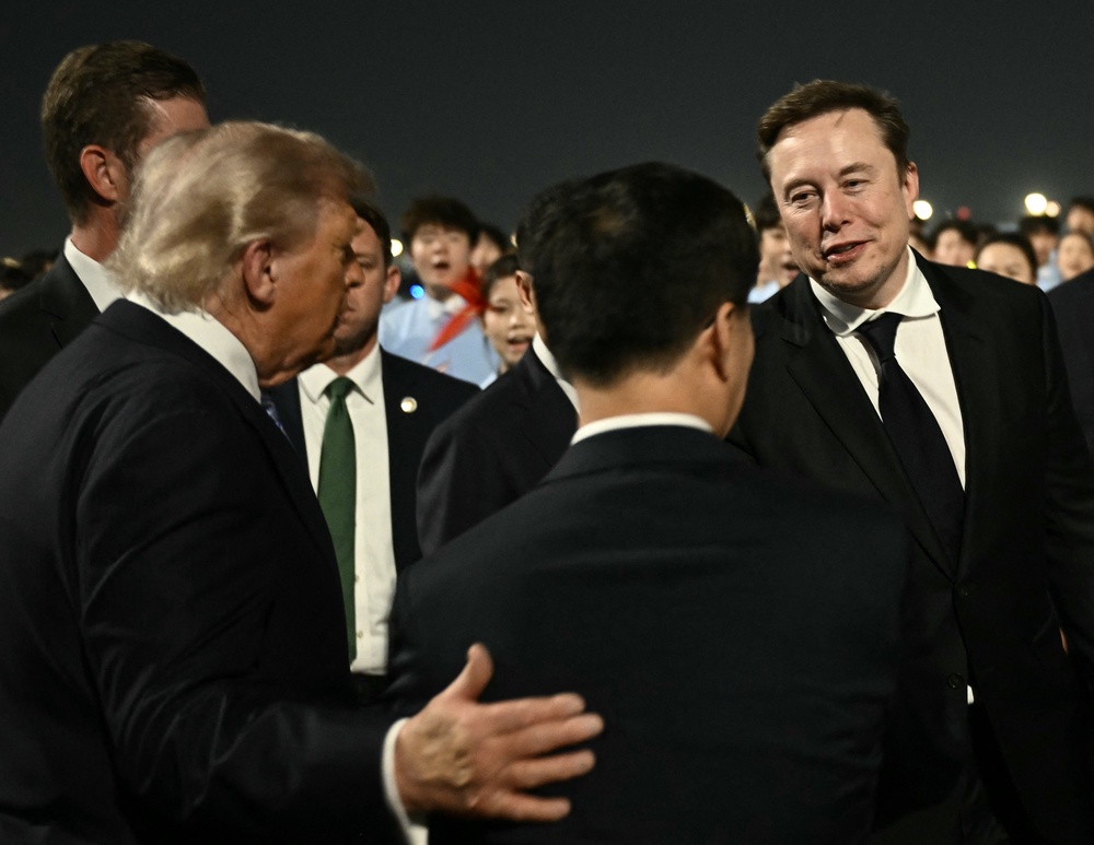 US President Donald Trump (C) presents SpaceX, Twitter and electric car maker Tesla CEO Elon Musk (R) to China's Vice President Han Zheng (AFP/Getty)