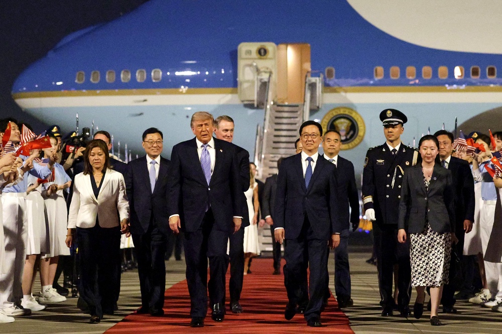 US president Donald Trump is joined by Chinese Executive Vice Minister of Foreign Affairs Ma Zhaoxu, U.S. Ambassador to China David Perdue, Vice President of China Han Zheng and Chinese Ambassador to the U.S. Xie Feng (Getty)