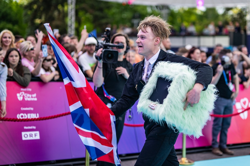 The singer, with one of his office-themed props built by Battle himself (Getty)