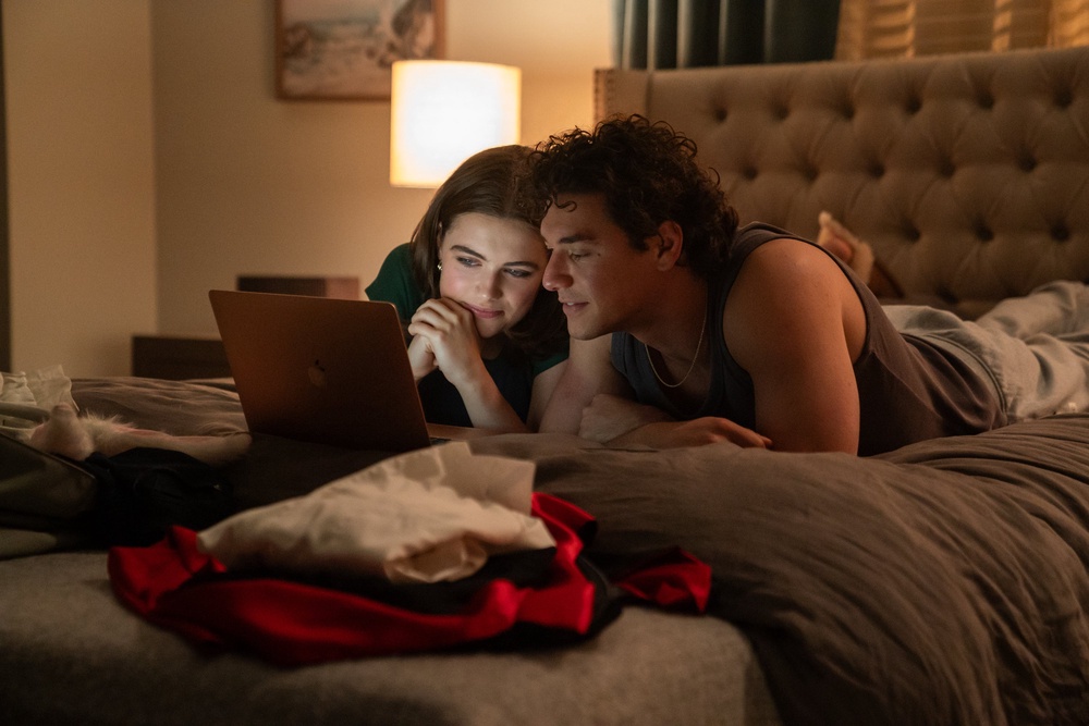Ella Bright and Belmont Cameli as Hannah and Garrett in ‘Off Campus’ (© Amazon Content Services LLC)