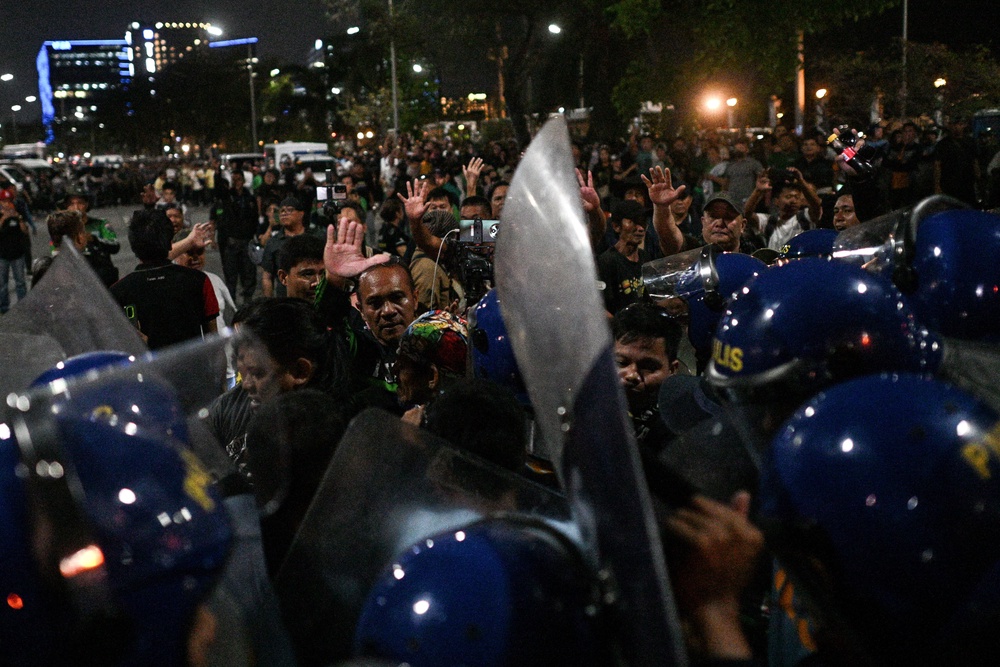 Hundreds of police officers have been deployed outside the Senate since Monday to maintain order (Reuters/Noel Celis)