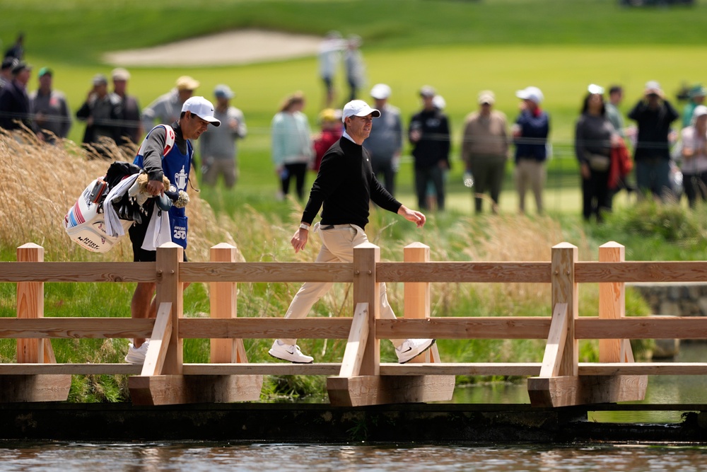 McIlroy finished with four successive bogeys (AP Photo/Carolyn Kaster) (AP)