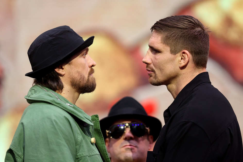 Oleksandr Usyk facing off with Verhoeven in London, ahead of their bout at the pyramids (Getty)