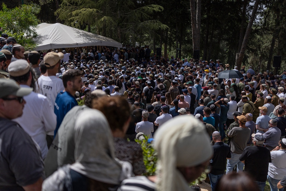 Family and friends mourn Israeli army Captain Maoz Israel Recanati (AFP/Getty)