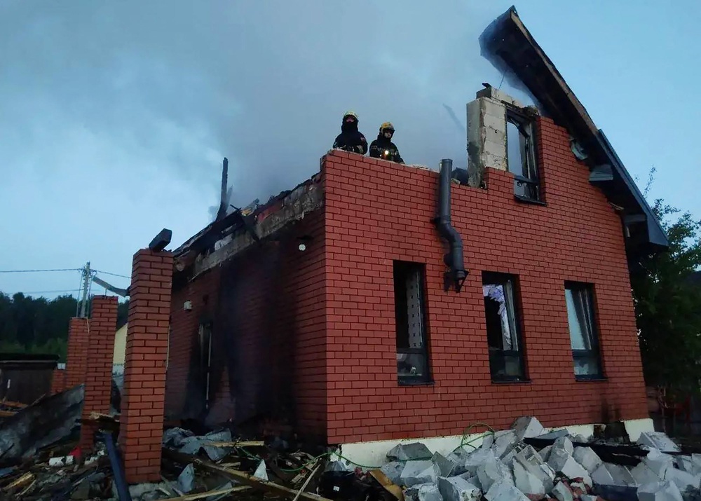 Russian rescuers work in a heavily damaged house following an air attack at an undisclosed location in the Moscow region (TELEGRAM / @vorobiev_live/AFP vi)