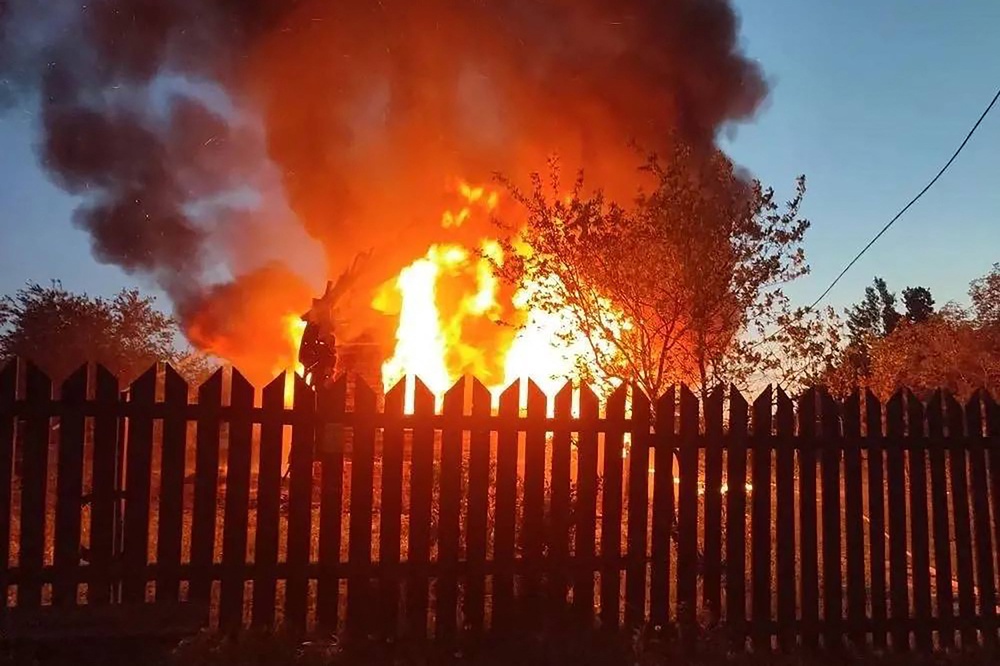Burning building following an air attack in Moscow (TELEGRAM / @vorobiev_live/AFP vi)