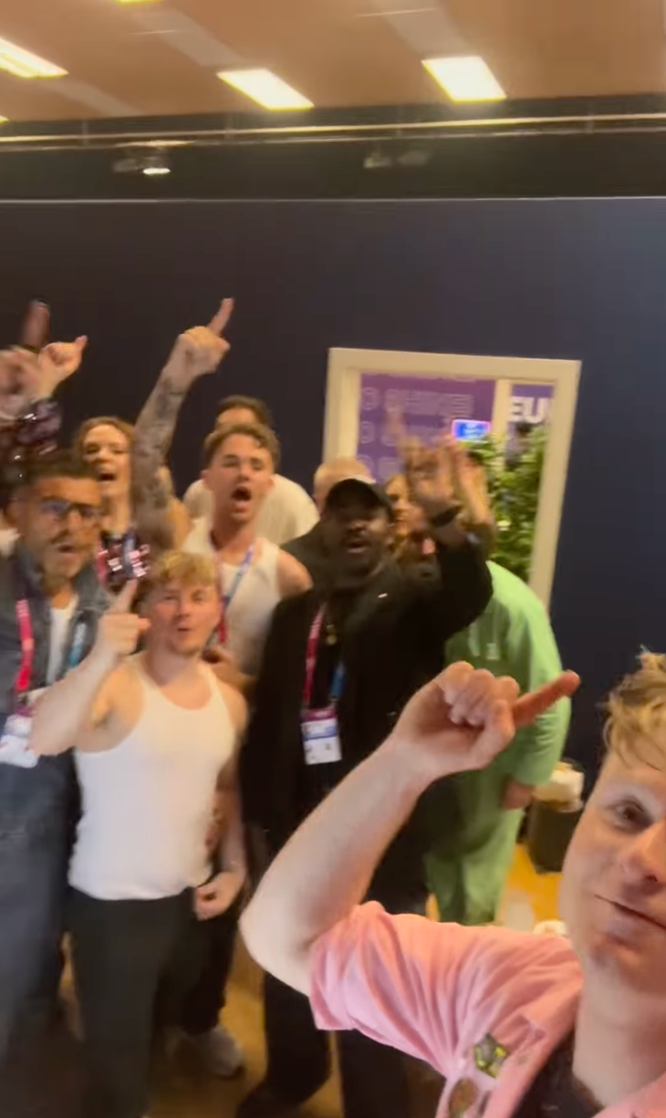 Ein Punkt: The singer made light of his disappointing score alongside his team backstage (@lookmumnocomputer)