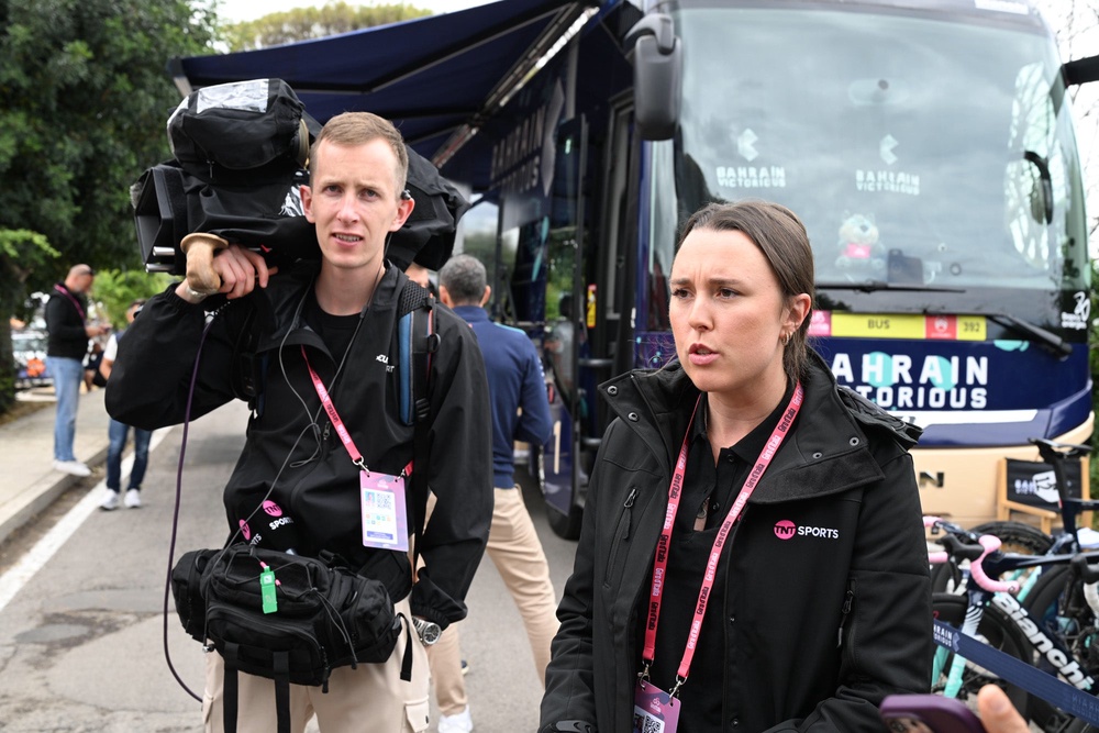 Hannah Walker and her team preparing for the pit-walk (Alessandro Zambianchi – Zzam Agency!)