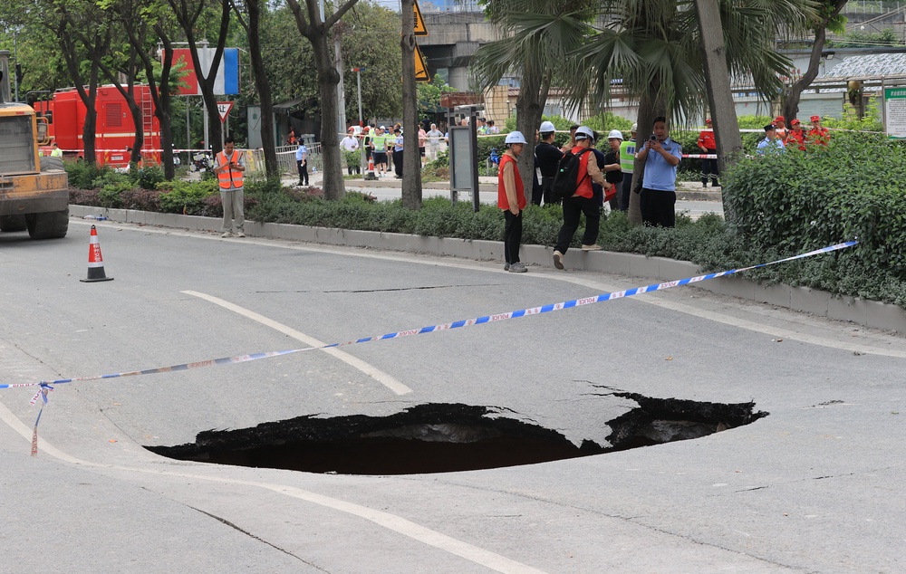 A road subsides after an earthquake at Liunan district in Liuzhou (AFP/Getty)