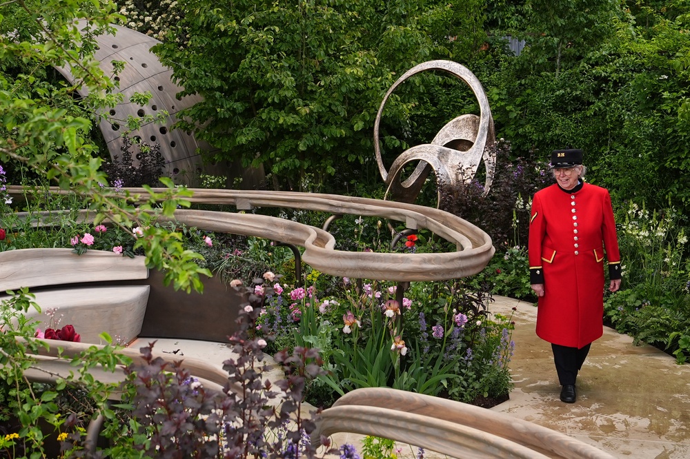 A Chelsea pensioner views the Parkinson’s UK garden (Aaron Chown/PA)