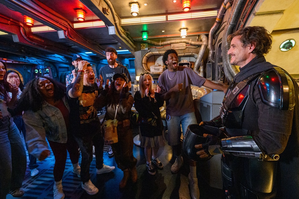 Pedro Pascal surprised a group of Star Wars superfans at Disneyland (Getty Images)