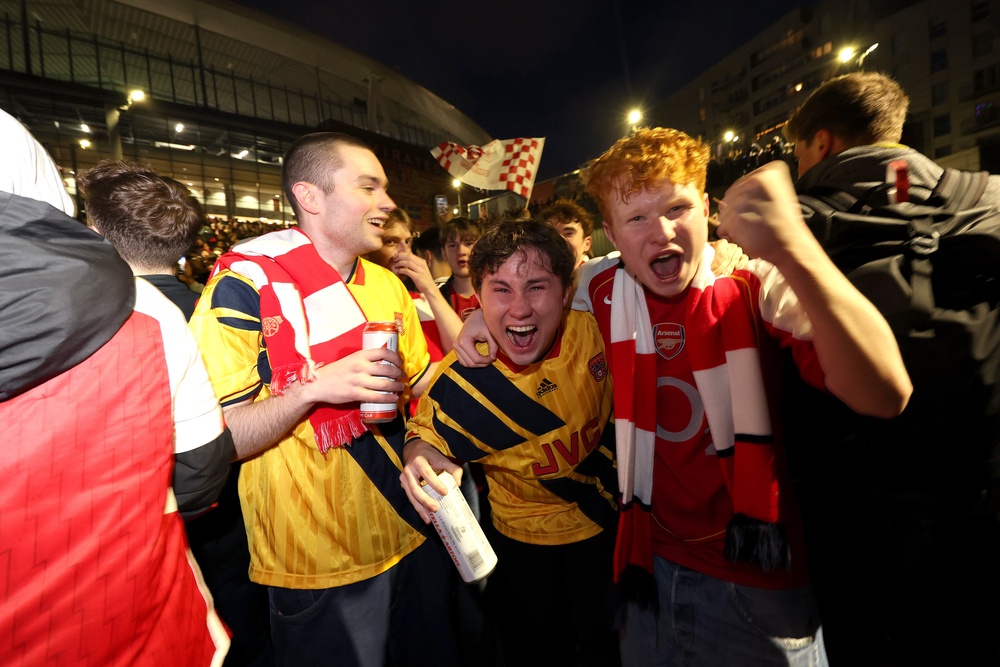 Arsenal fans celebrate outside of Emirates Stadium (Getty)