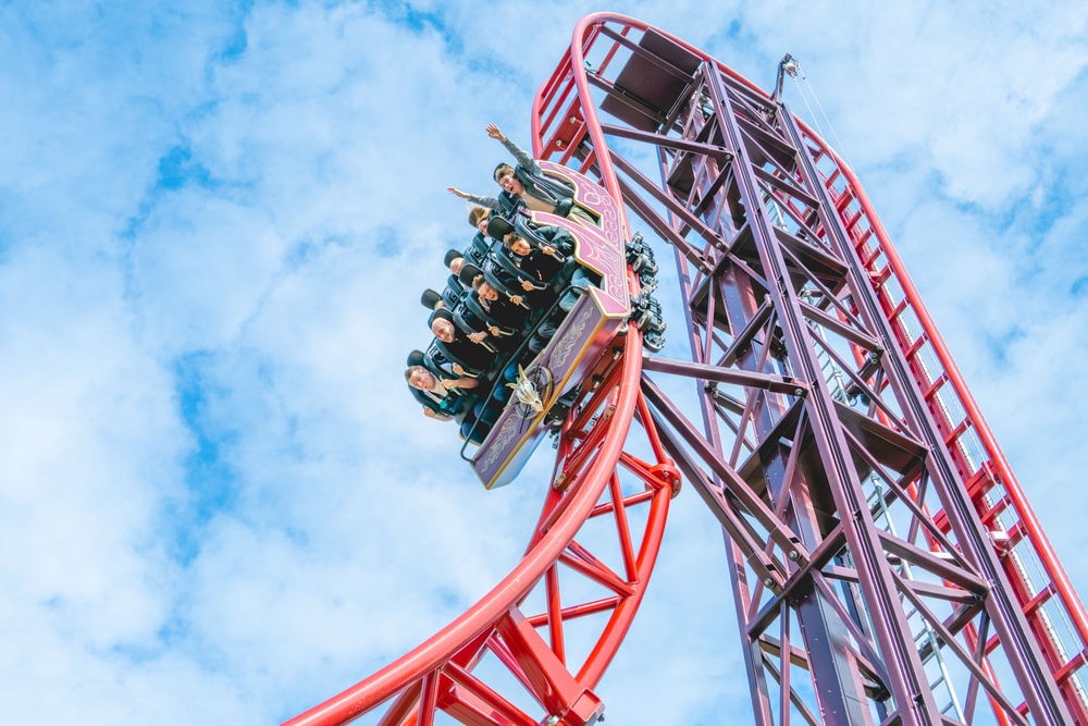 Fans take on Drakon for the first time (Paultons Park)