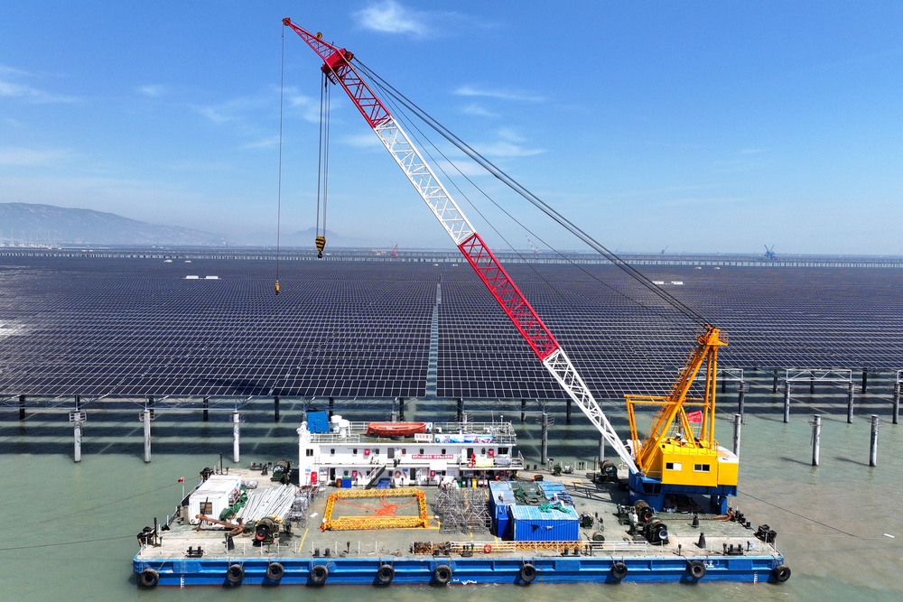 Workers install solar panels at the CNNC Tianwan tidal flat photovoltaic power plant in Lianyungang, China (AFP/Getty)