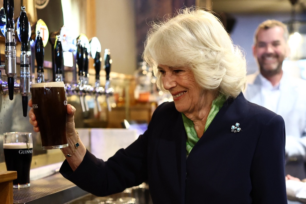 The Queen holds a pint of Guinness in The Parson’s Nose pub (Henry Nicholls/PA) (PA Wire)