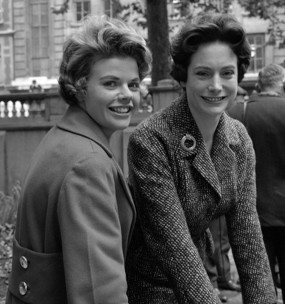 Judith Chalmers and newsreader Nan Winton at a London press conference (PA) (PA Archive)