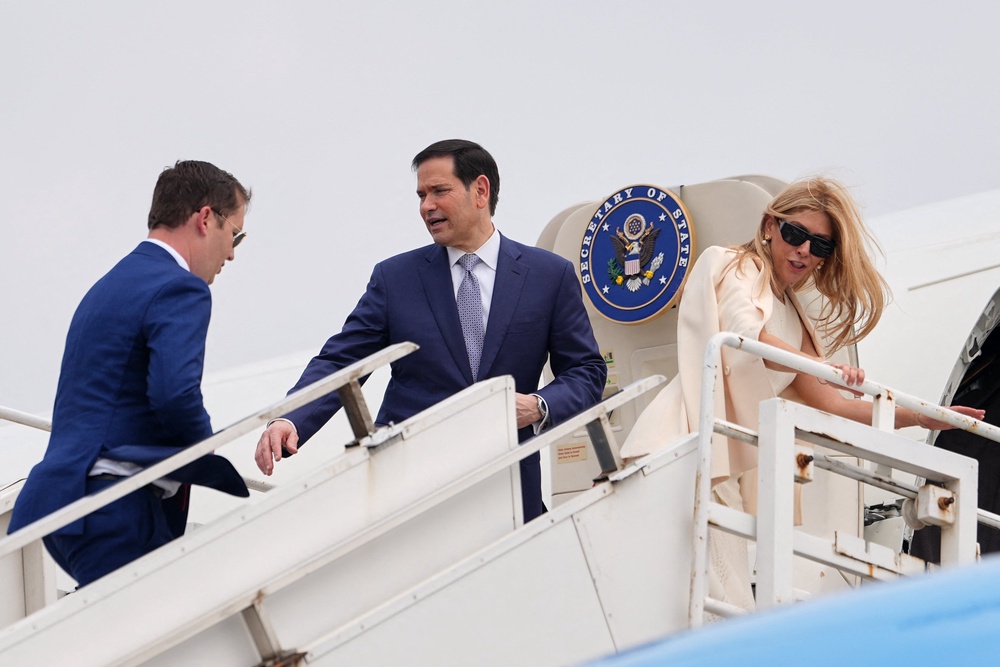 US Secretary of State Marco Rubio (C) gestures to the US Ambassador to India Sergio Gor as they board their plane for New Delhi at Netaji Subhash Chandra Bose International Airport in Kolkata (AFP/Getty)
