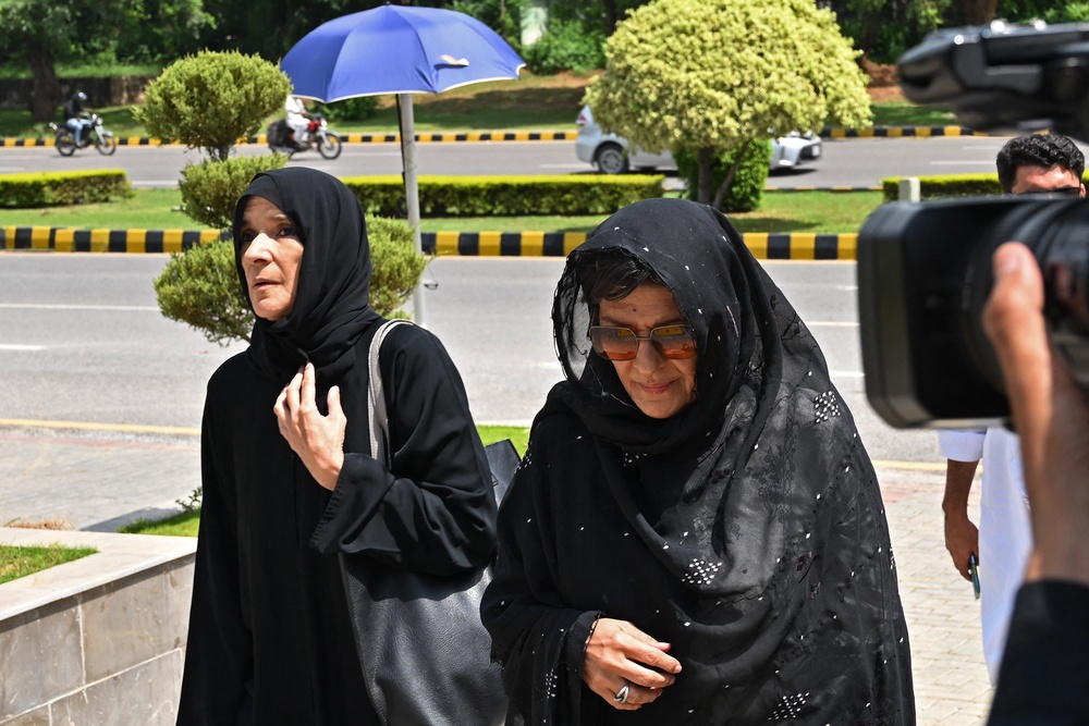 Aleema Khan and Uzma Khanum (left) arrive at the High Court in Islamabad in 2023 (AFP/Getty)