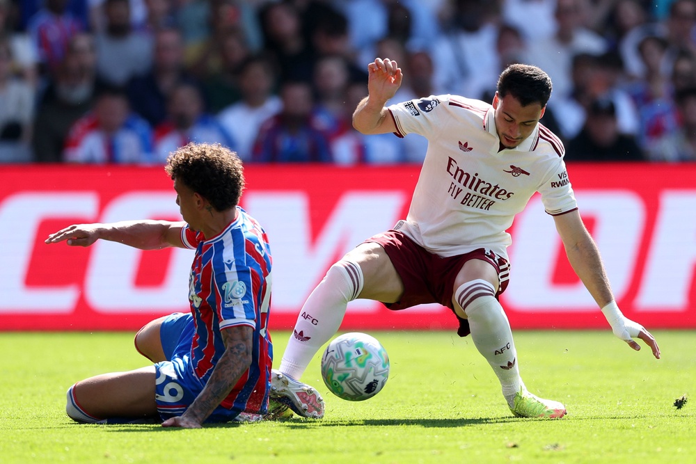 Gabriel Martinelli of Arsenal is challenged by Rio Cardines of Crystal Palace (Getty)