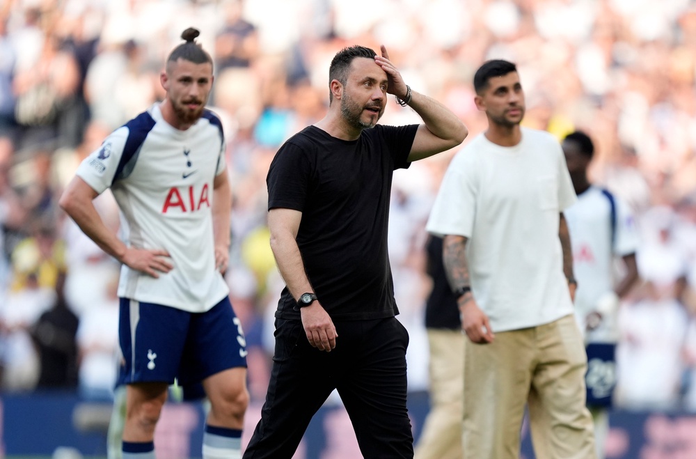 Roberto De Zerbi (centre) steered Tottenham narrowly away from relegation last season (PA)