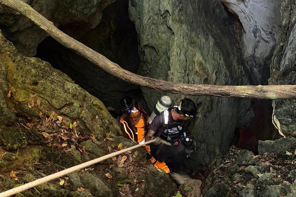 In this image released by Metta Tham Rescue Kalasin, rescuers try to reach people who have been trapped in a cave in Xaisomboun province, Laos, Tuesday, 26 May 2026 (Metta Tham Kalasin Rescue)