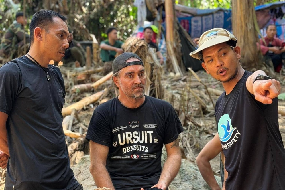 In this image released by Metta Tham Rescue Kalasin, rescuers talk to Finnish rescue diver Mikko Paasi, centre, as they try to reach people who have been trapped in a cave in Xaisomboun province, Laos, Tuesday, 26 May 2026 (Metta Tham Kalasin Rescue)