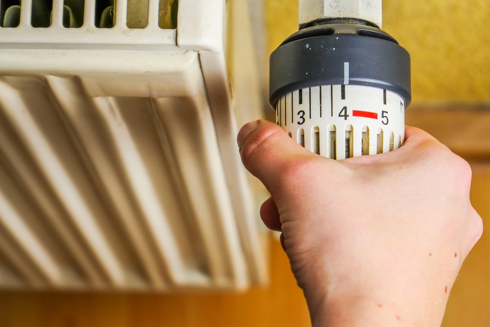 By allowing you to control the temperature of individual rooms, thermostatic radiator valves prevent you from overheating unused spaces