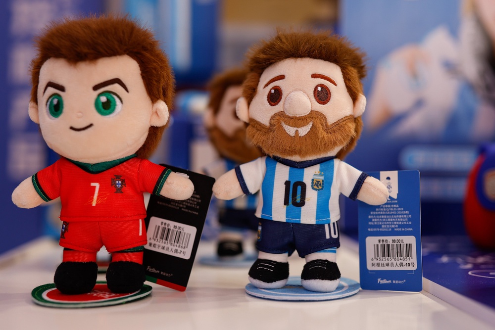 Toy figures of Messi and Ronaldo (Getty)