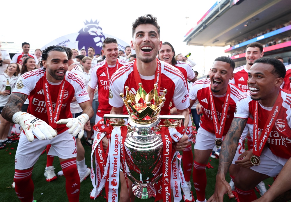 Kai Havertz celebrates with the Premier League trophy (Getty)