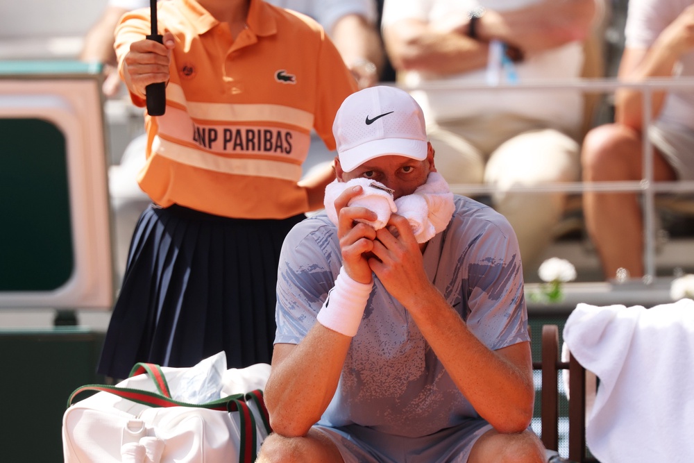 Sinner cooled himself with towels and ice during breaks (Getty)