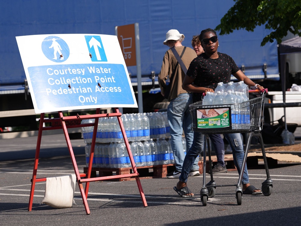 Bottled water stations were busy (Gareth Fuller/PA)