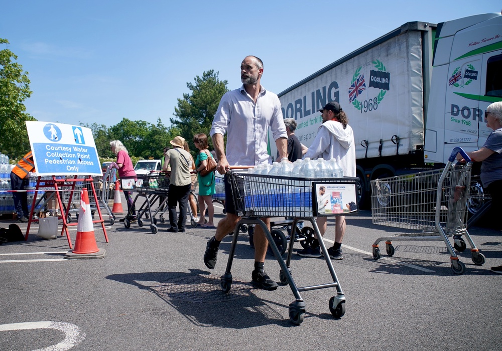 People queue for bottled water in Whitstable (Gareth Fuller/PA Wire) (PA Wire)
