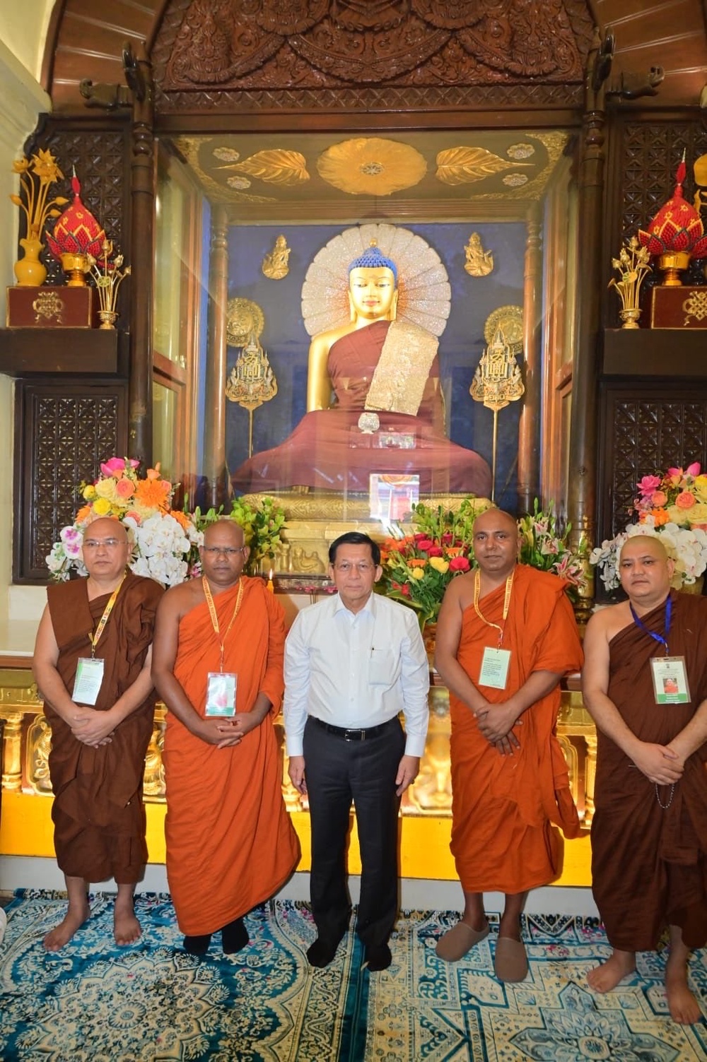 Min Aung Hlaing offered prayers at the Mahabodhi temple in Bodh Gaya (Ministry of External Affairs)