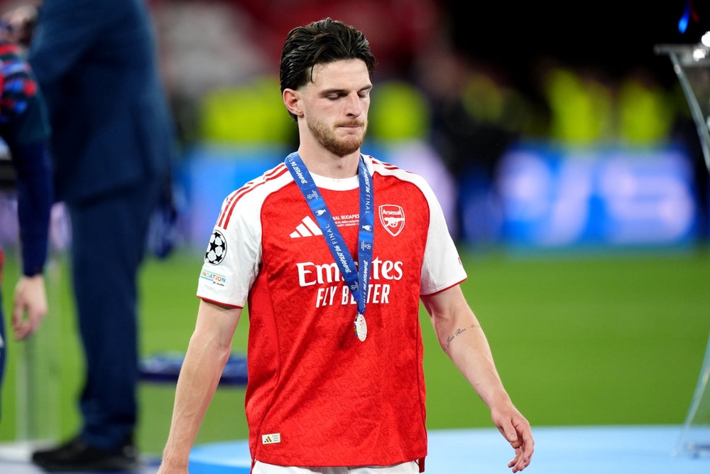 Image from: Arsenal trophy parade LIVE: Gunners celebrate title triumph as Declan Rice loses voice after defeat in Champions League final