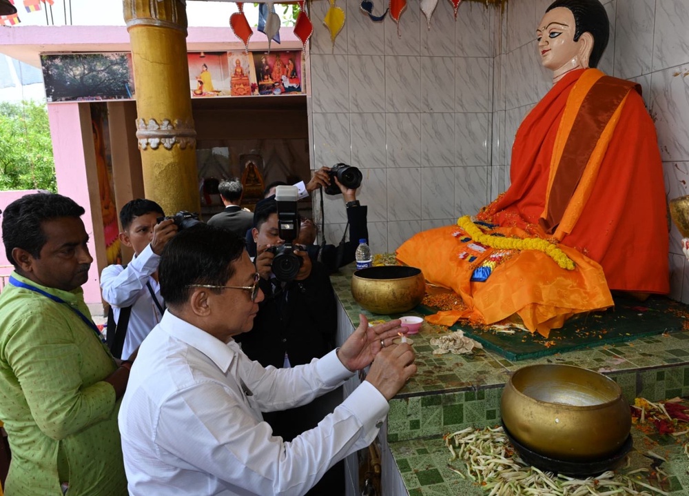 Min Aung Hlaing offers candles in front of a Buddha statue on a visit to Bodh Gaya, a place of pilgrimage in Bihar state (Myanmar Military True News Information Team)
