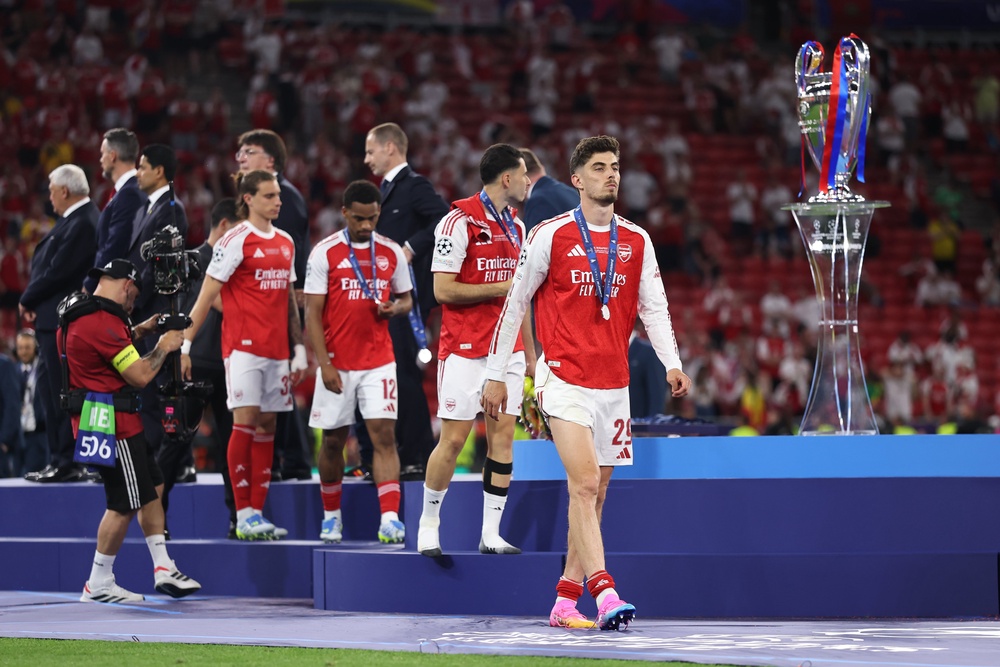 Image from: Arsenal trophy parade LIVE: Gunners celebrate title triumph as Declan Rice loses voice after defeat in Champions League final