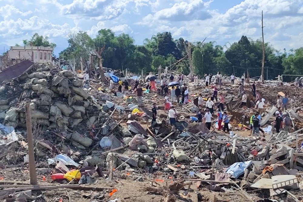 Rescuers and local residents carrying out search operations in the aftermath of an explosion in Kaungtup village in Namhkam township in Shan state, Myanmar on Sunday (Local Library)