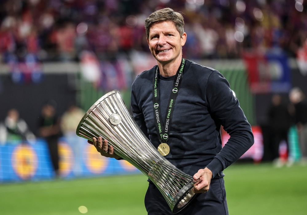 Oliver Glasner with the Conference League trophy (Getty)