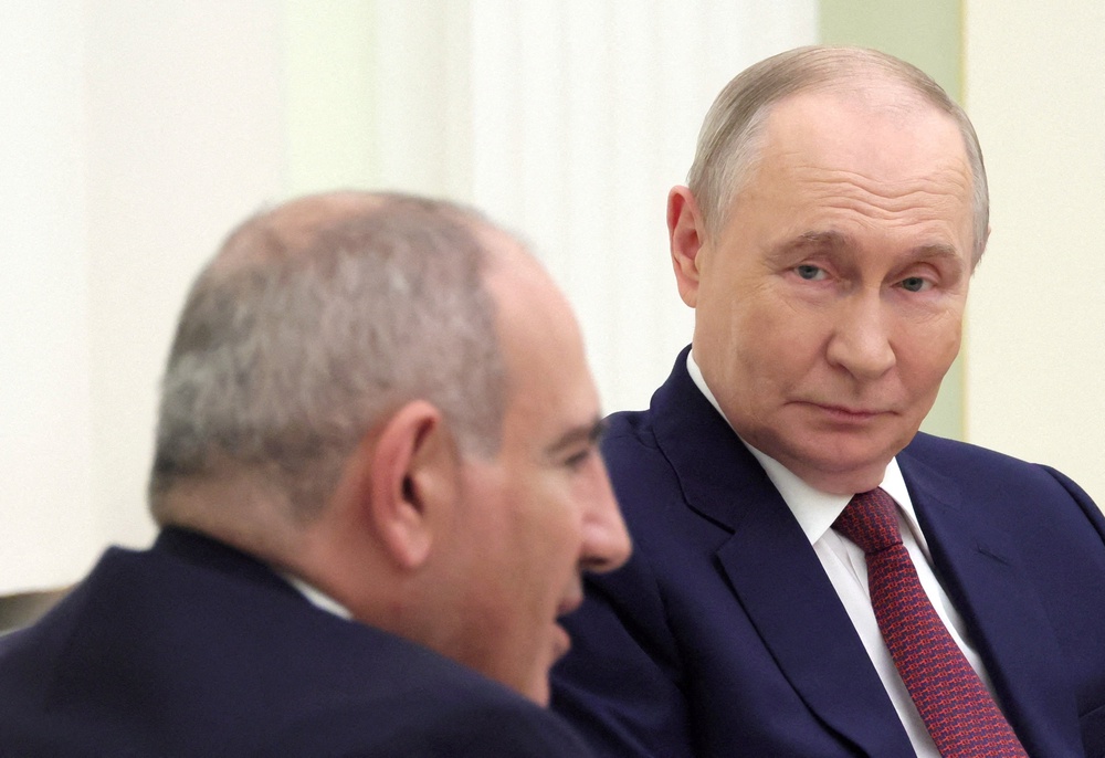 Vladimir Putin and Armenian Prime Minister Nikol Pashinyan (Reuters)